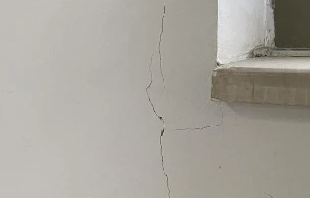 墻皮開(kāi)裂脫落怎么辦?